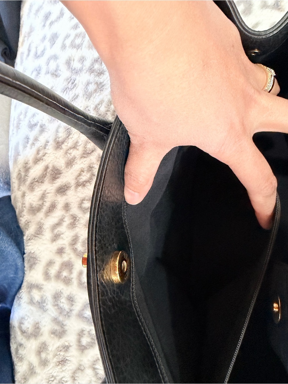 Chanel Executive cert tote caviar leather with gold hardware - Picture 11 of 16